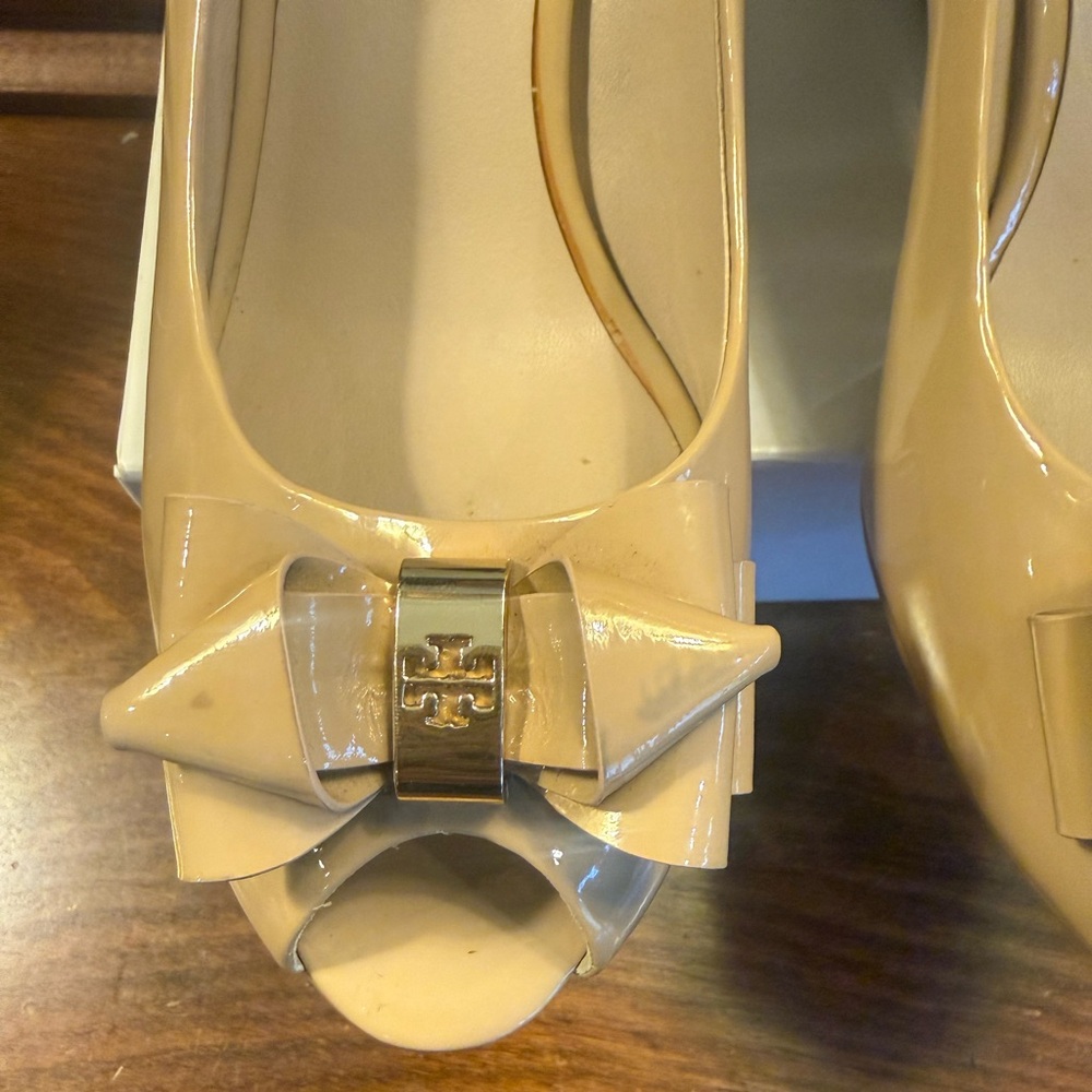 Tory Burch Patent Leather Tan Gold Peep-Toe Bow Wedges Size 7.5 - Picture 12 of 14